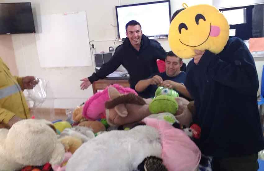 Bomberos Voluntarios llevó regalos al Hospital San Roque