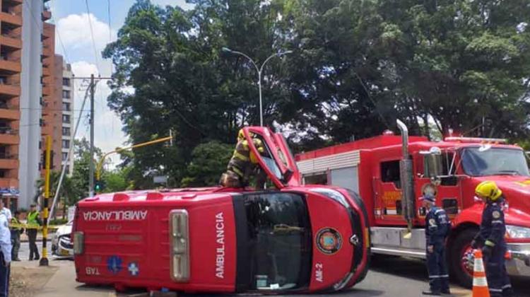 Ambulancia de bomberos terminó volcada tras accidente