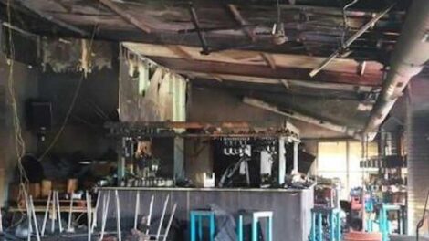 Intoxicados dos bomberos en incendio de las piscinas de Nalda