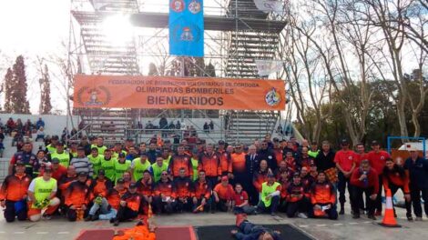 Jóvenes donaron un desfibrilador a Bomberos de Cabrera