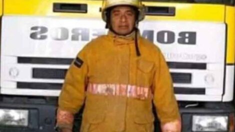 En grave  estado están los bomberos alcanzados por el fuego