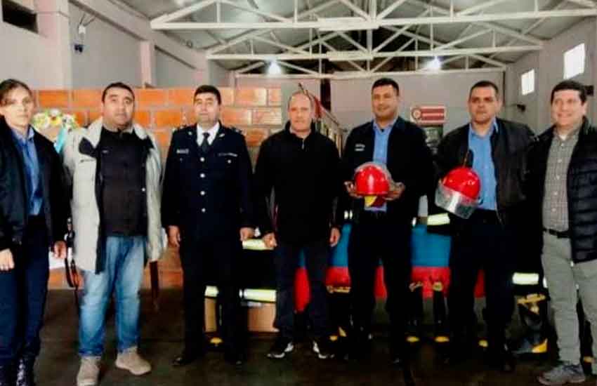 Donaron trajes estructurales a la Dirección Bomberos de la Policía
