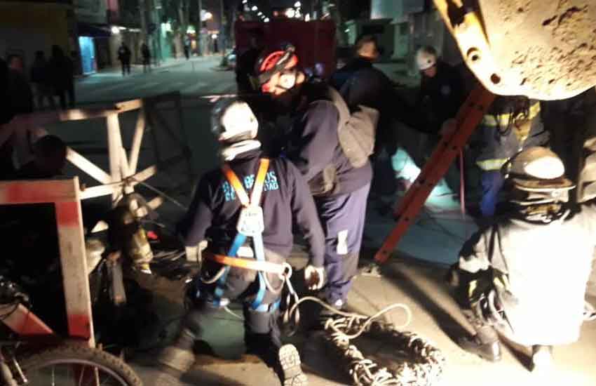 Bomberos salvaron a un perro que cayó a un desagüe