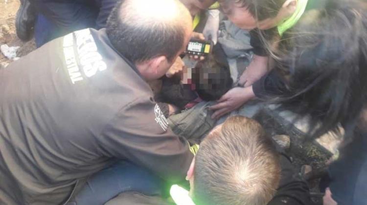 Bomberos rescataron a un bebé que había caído en un desagüe