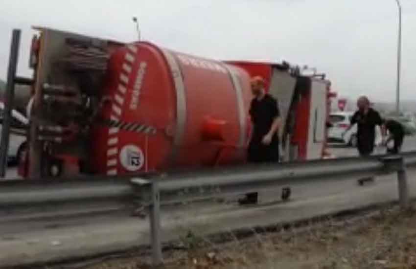 Vuelca un camión de bomberos cuando acudía a sofocar incendio