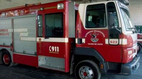 Bomberos venden una autobomba para comprar una camioneta nueva
