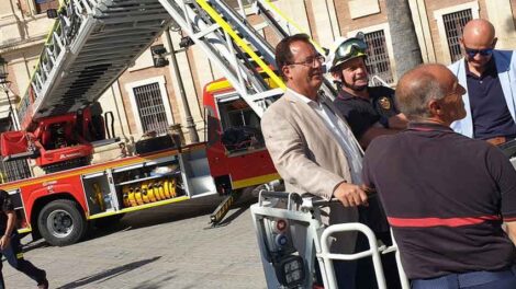 Bomberos de Sevilla incorporan un nuevo vehículo autoescalera 