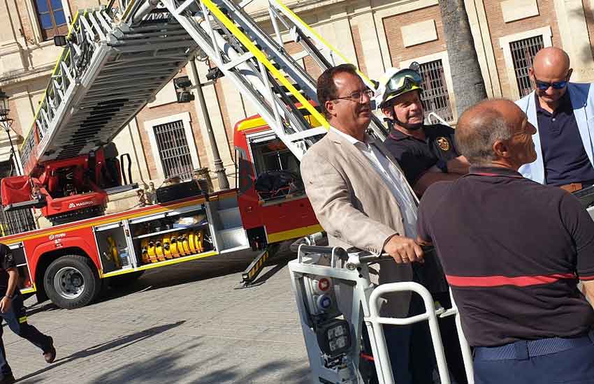 Bomberos de Sevilla incorporan un nuevo vehículo autoescalera 