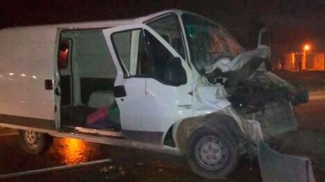 Una camioneta choco contra un camión de carga en La Plata