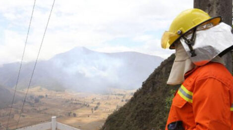 Bomberos instalan campamento en el Pululahua para combatir incendio