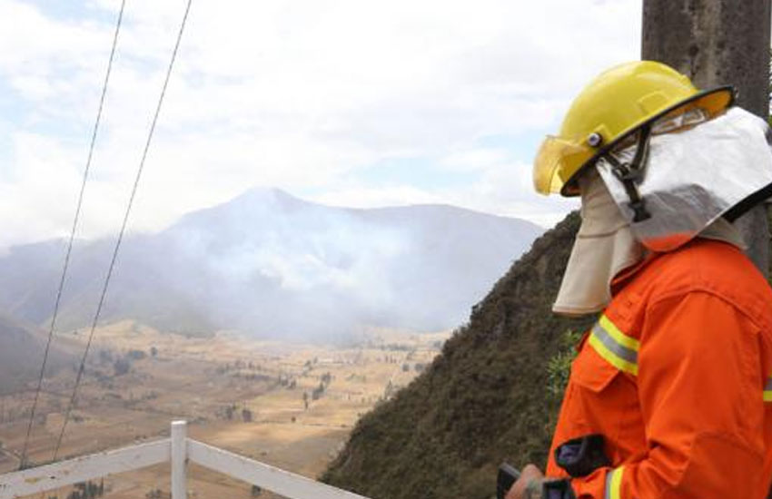 Bomberos instalan campamento en el Pululahua para combatir incendio