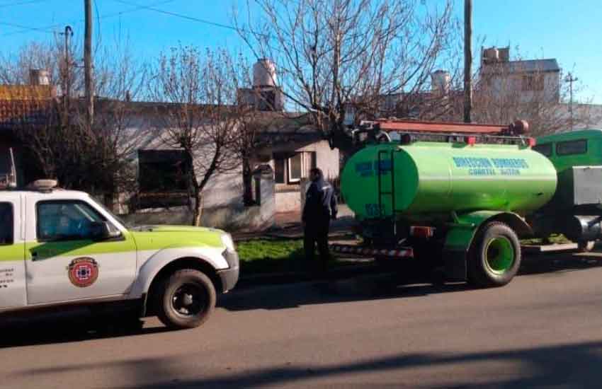 Bomberos salvan a un perro de un incendio tras practicarle reanimación