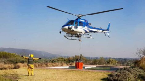 Bomberos siguen combatiendo las llamas en La Cumbre