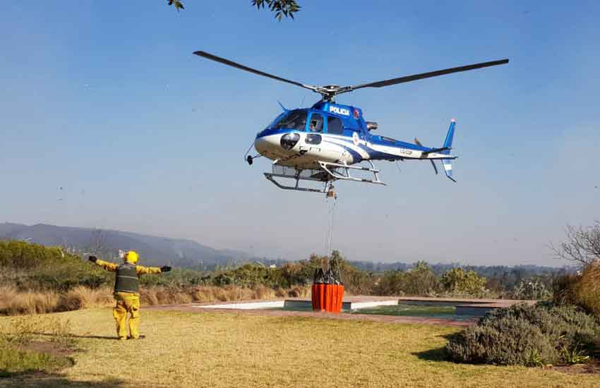 Bomberos siguen combatiendo las llamas en La Cumbre