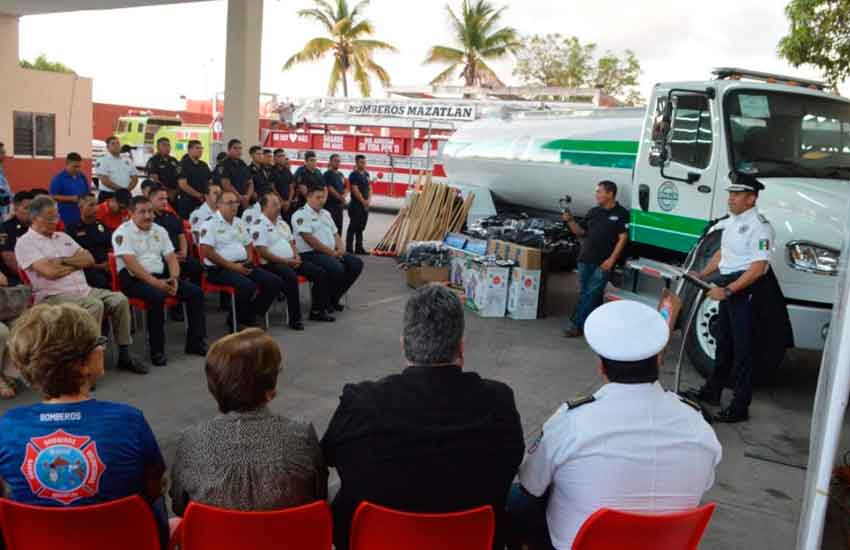 Reciben Bomberos de Mazatlán equipos y uniformes nuevos