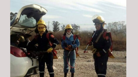 Fueron en un auto particular a apagar un incendio