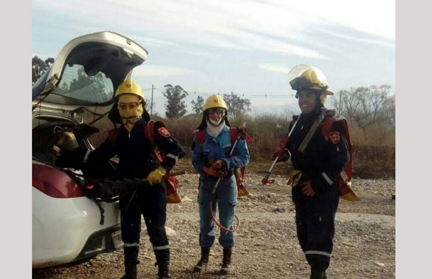 Fueron en un auto particular a apagar un incendio