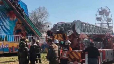 Juego mecánico sufre falla y bomberos rescata a cinco personas