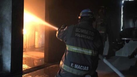 Periodistas se convierten en bomberos por unas horas