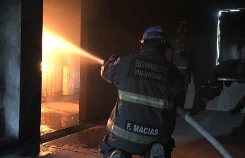 Periodistas se convierten en bomberos por unas horas