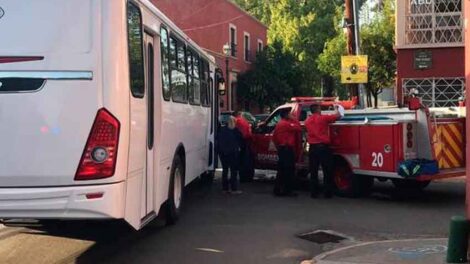 Bus de ruta choca a camión de Bomberos