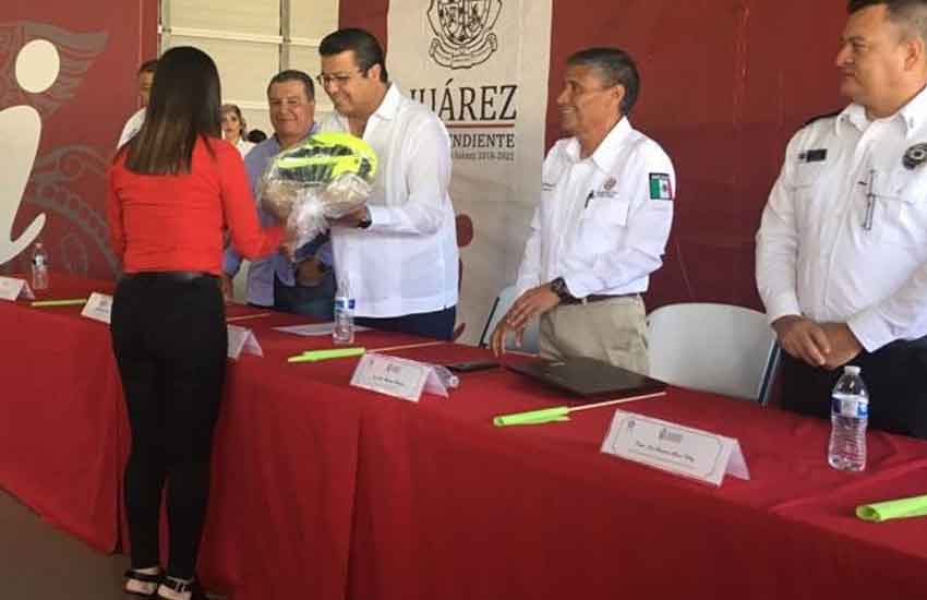 Equipan a Bomberos con uniformes y cuatrimotos