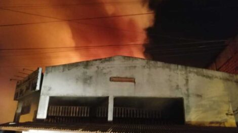 Incendio en maderera necesitó refuerzo de Bomberos de Encarnación