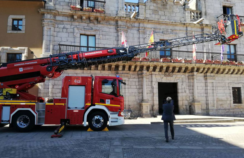 Bomberos de Ponferrada estrena nuevo camión escala