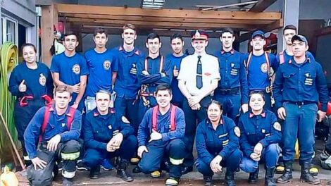 Bomberos recaudan fondos para retirar camión cisterna