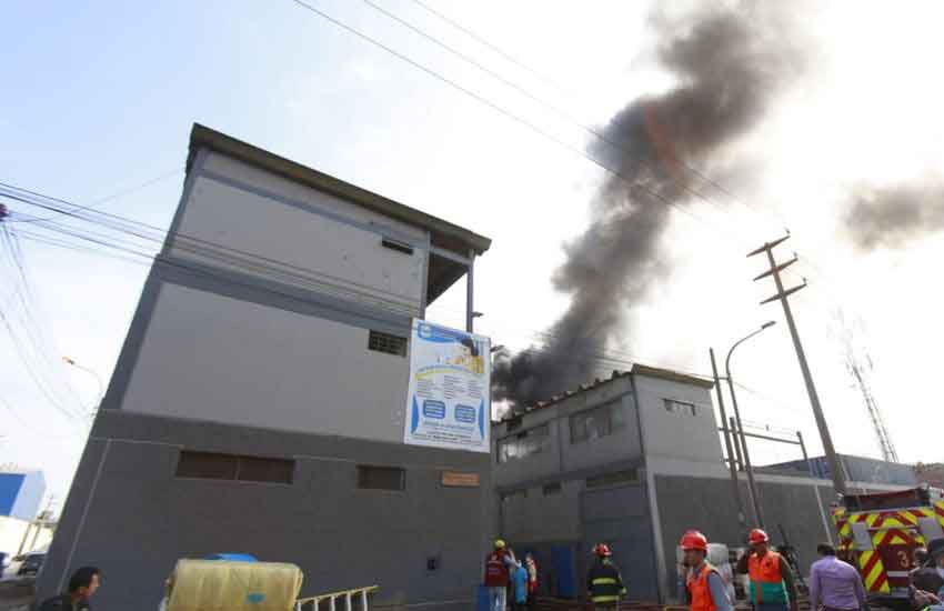 Más de 10 unidades de bomberos por incendio en fábrica