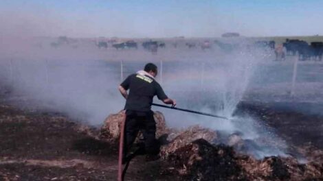 Bomberos De La Garma: Incendio de Rollos de Pastura