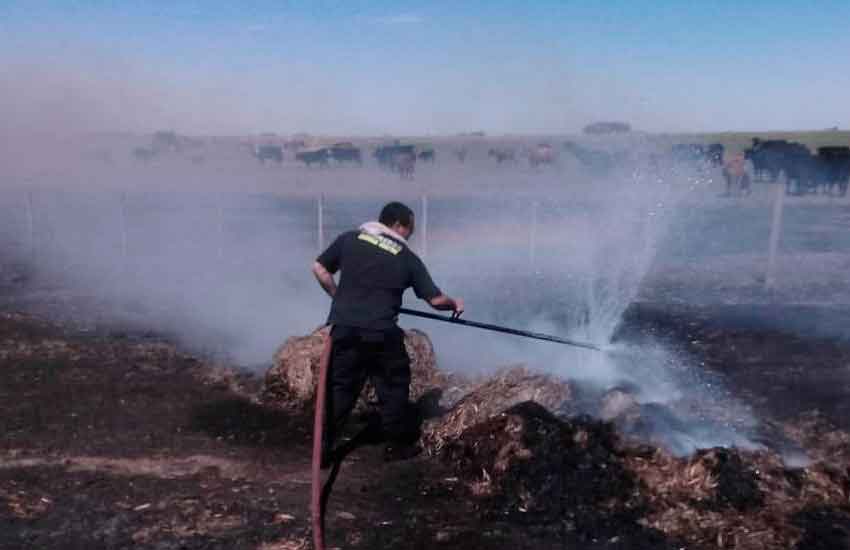 Bomberos De La Garma: Incendio de Rollos de Pastura