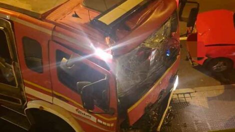 Camión de Bomberos choca contra dos coches y una pared