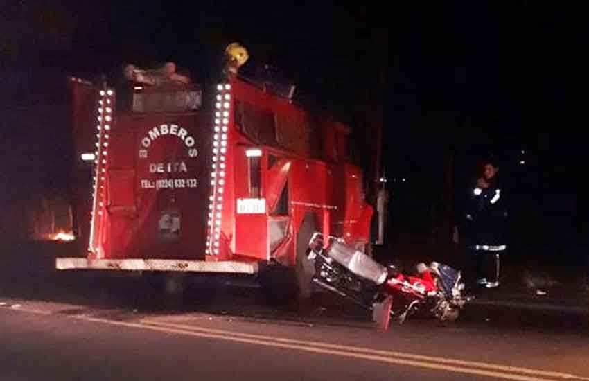 Militar muere al chocar contra camión de bomberos