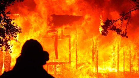 ¿Es necesario interrumpir la energía eléctrica durante un incendio?