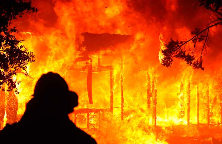 ¿Es necesario interrumpir la energía eléctrica durante un incendio?