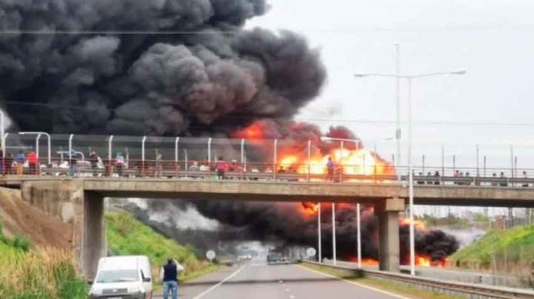 Fuego en un camión con combustible en Corrientes