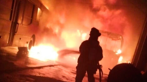 Gran incendio en un galpón de micros escolares