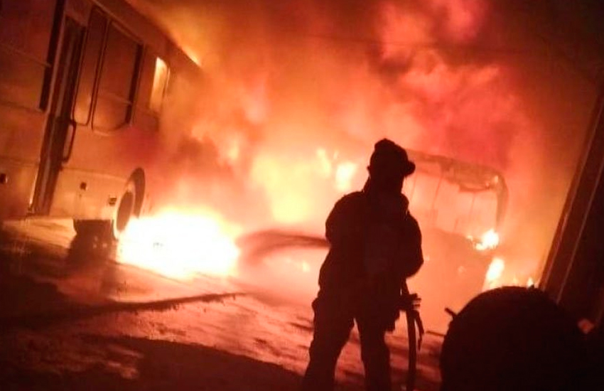 Gran incendio en un galpón de micros escolares