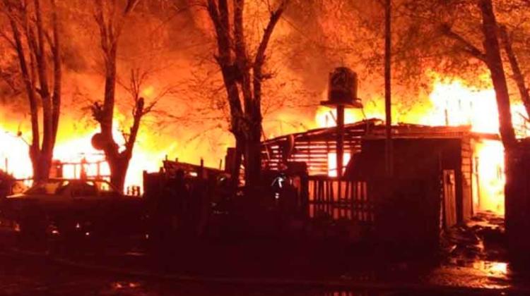 Impresionante incendio destruyó unas 10 viviendas