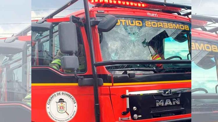 Violenta agresión al personal de bomberos de Quito