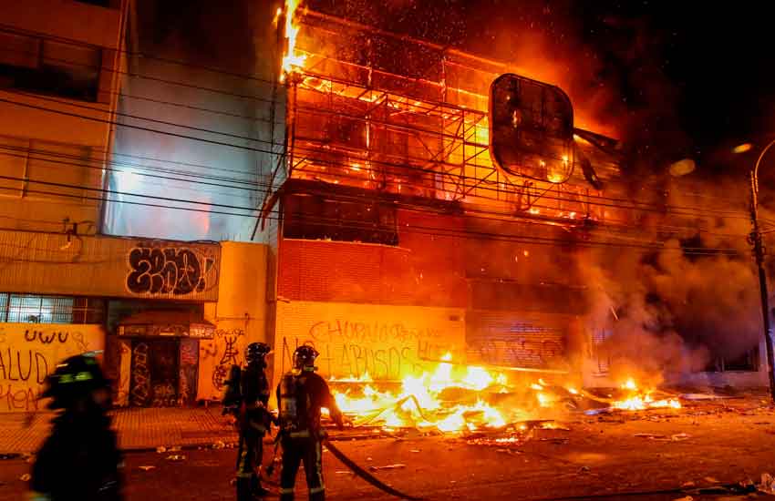Murieron 3 personas durante incendio en un supermercado saqueado