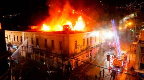 Bomberos combatió incendio en farmacia saqueada