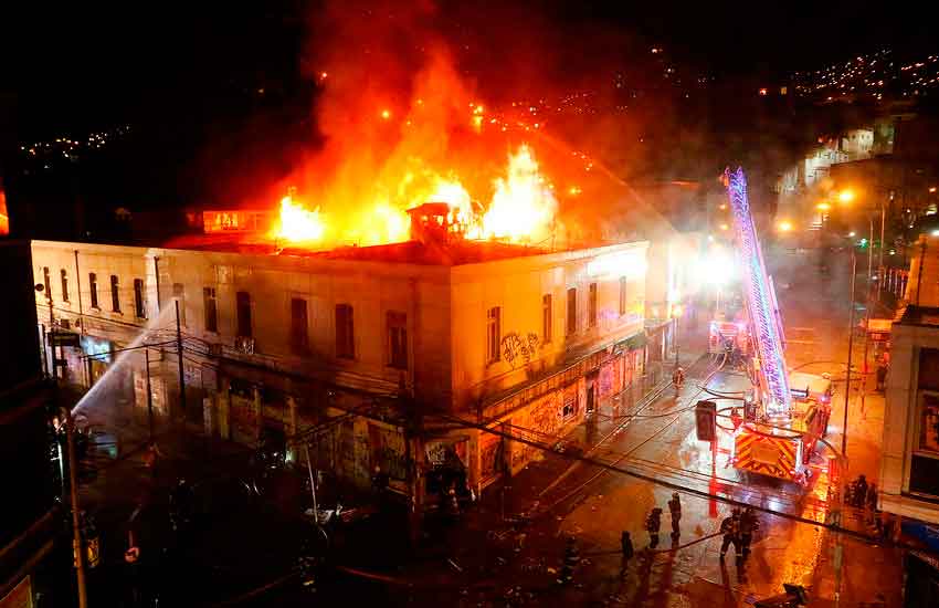 Bomberos combatió incendio en farmacia saqueada