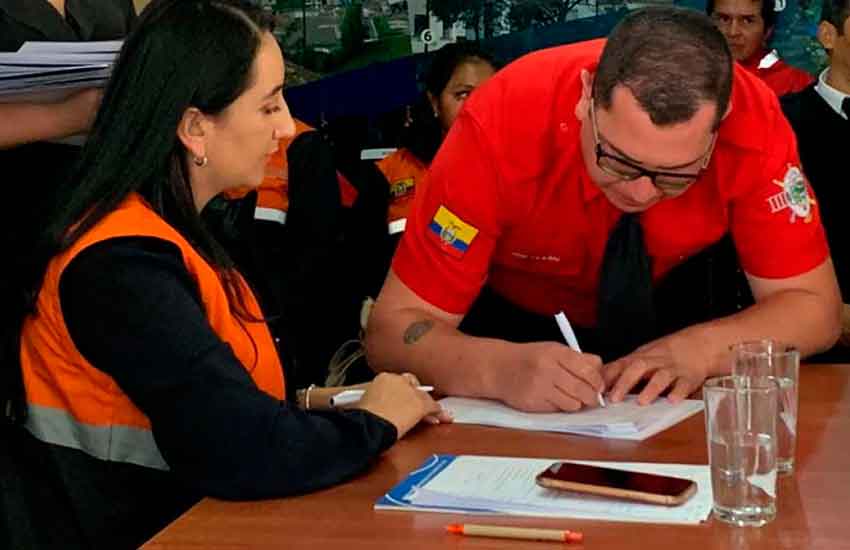 Bomberos reciben equipos de radiocomunicación