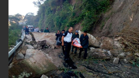 Bomberos quedan atrapados por derrumbe y llevan a pie a pacientes