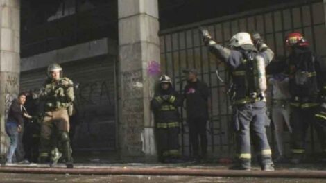 Desmienten fotografía de carabinero amenazando a bombero