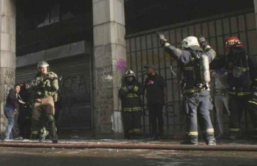 Desmienten fotografía de carabinero amenazando a bombero