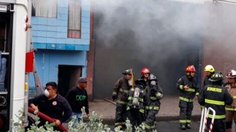 Bombero cayó a pozo séptico mientras combatía incendio
