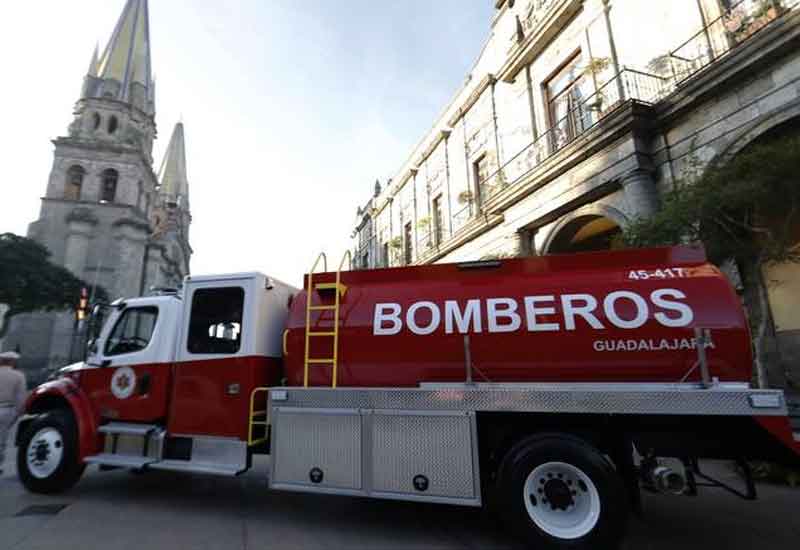 Entregan vehículos nuevos a Bomberos de Guadalajara